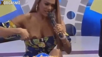 Se le sale una Teta a Carolin Aquino en Programa En Vivo