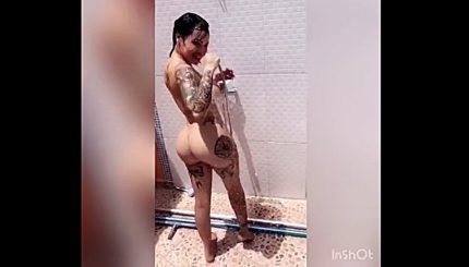 Mami Jordan Desnuda Bañándose en Publico