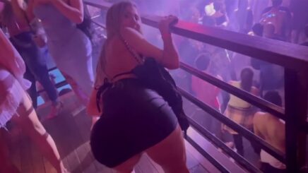 Se excita en la DISCOTECA y acaba teniendo buen SEXO EN EL BAÑO